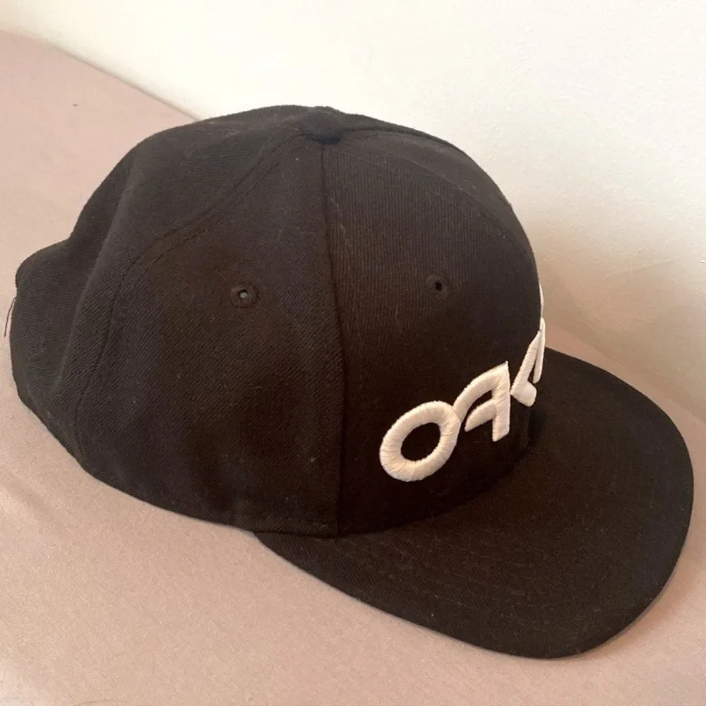 Oakley NewEra Mark II Embroidered Baseball Cap, flat brim in black, Gently used